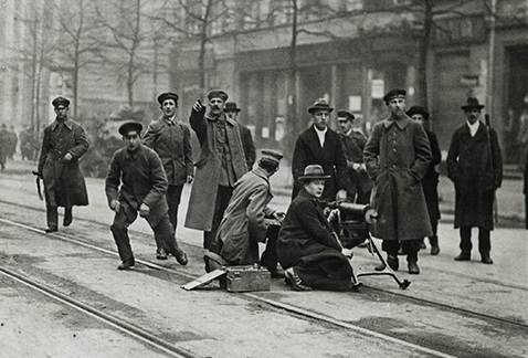 Rebeldes espartaquistas en una calle de Berlín, 1918