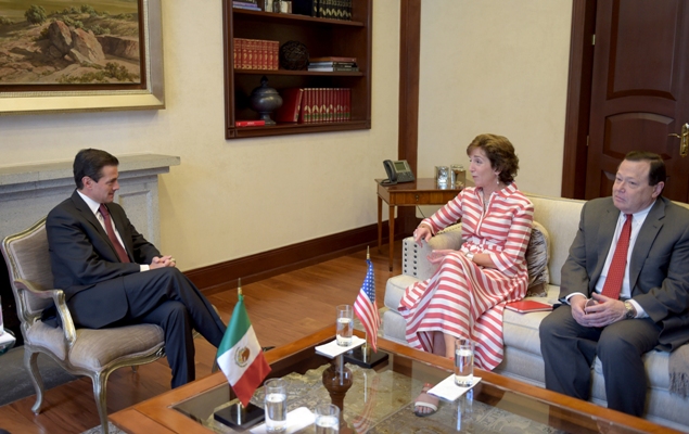Roberta Jacobson y Enrique Peña Nieto en una reunión en Los Pinos.