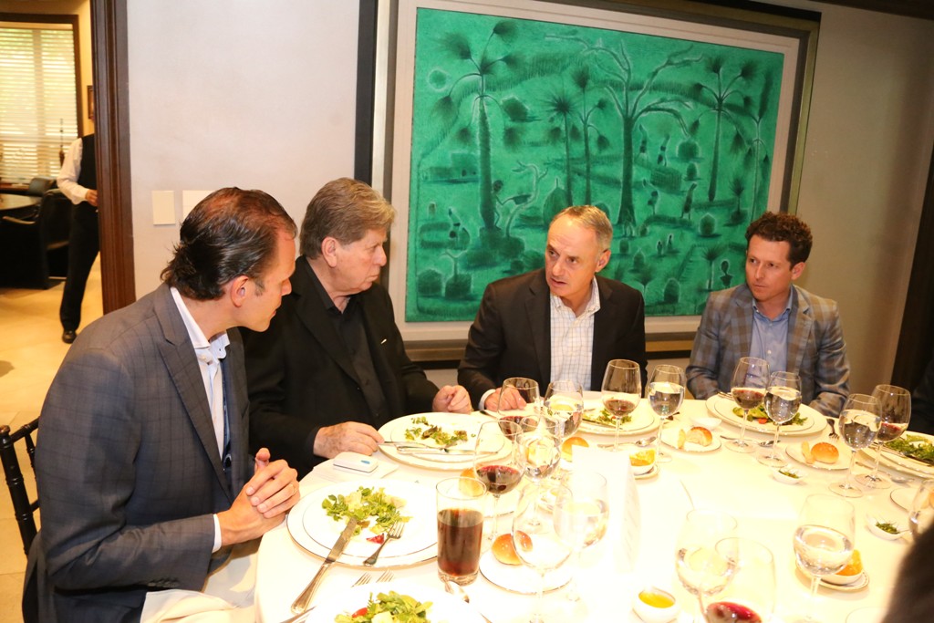 Rodrigo Fernández, Francisco González Sánchez, Rob Manfred y Francisco González Albuerne