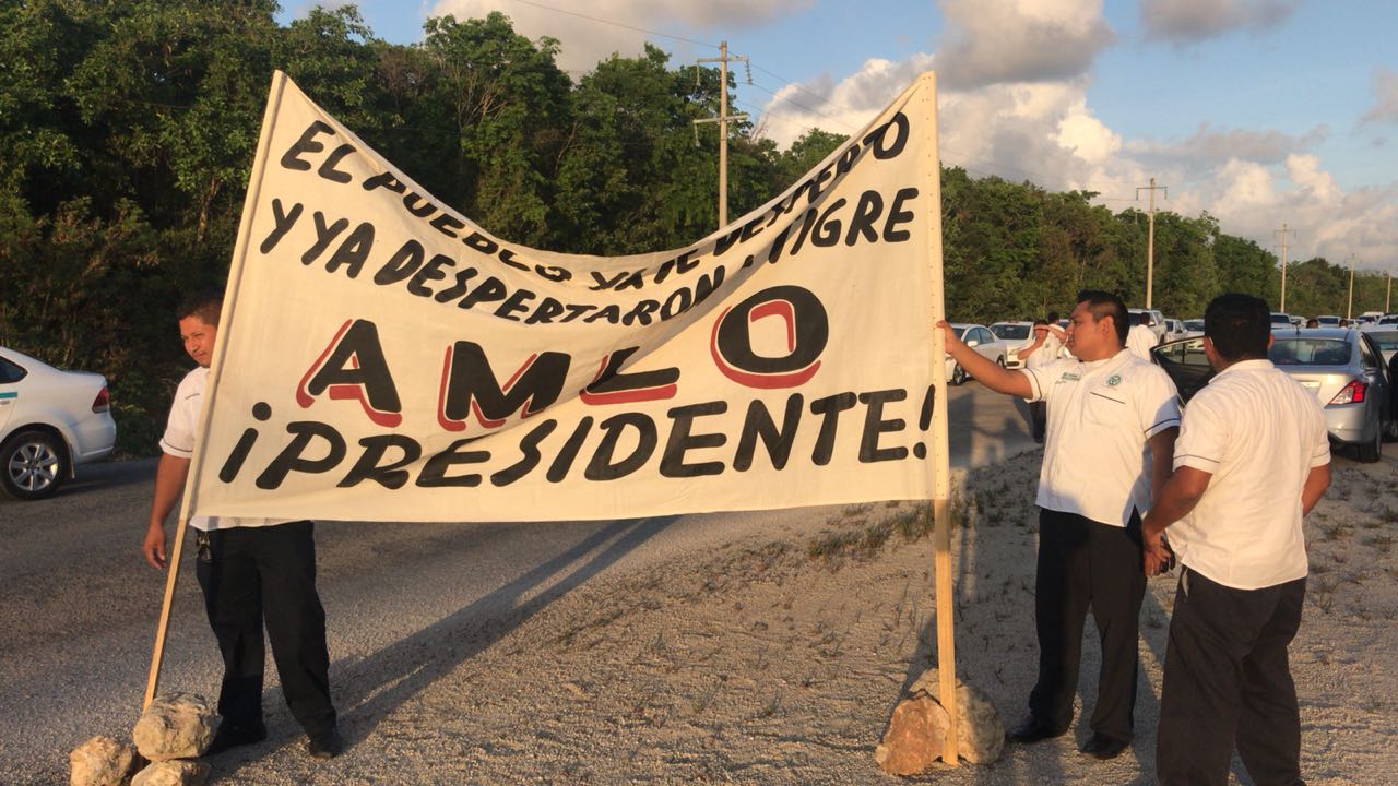 Taxistas mostraron pancartas en apoyo a AMLO en Playa del Carmen.