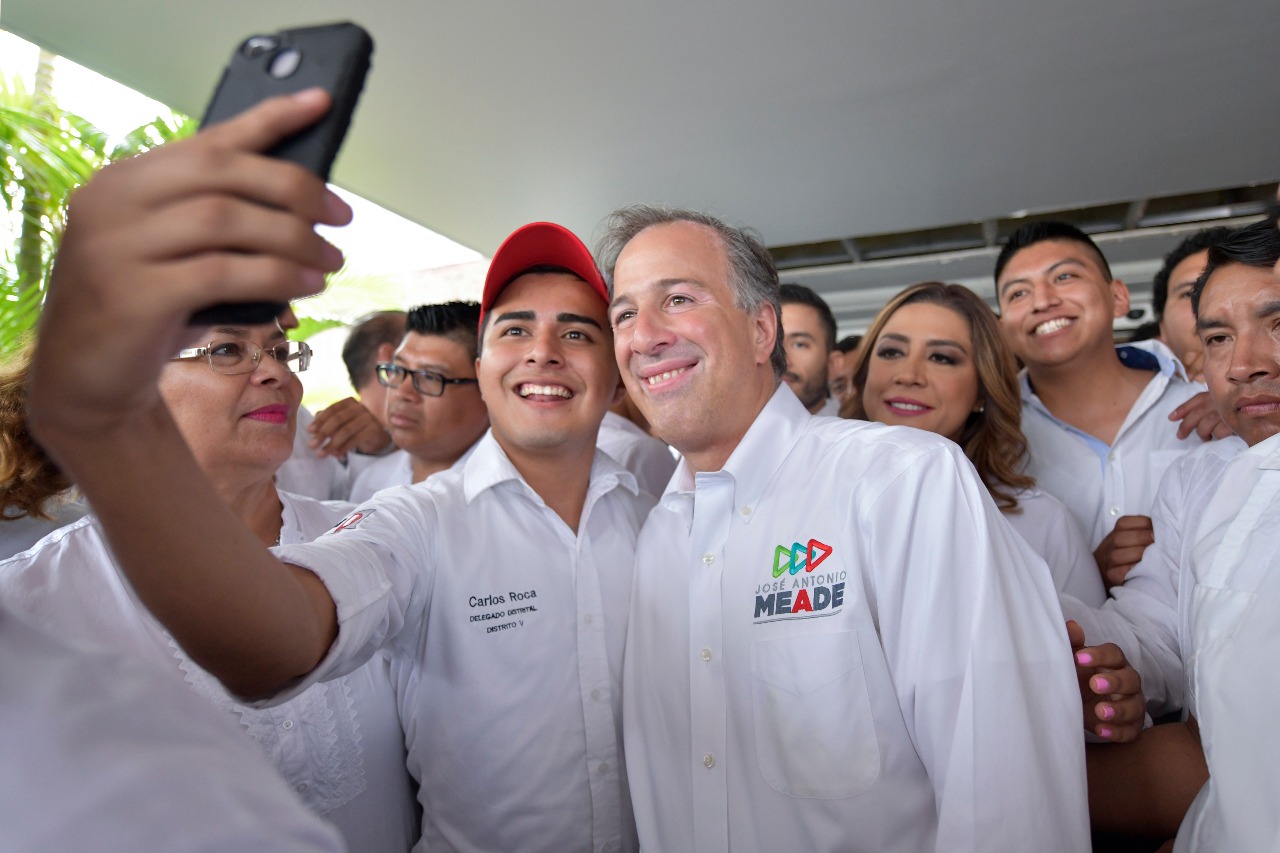 En el Aeropuerto Nacional El Tajín, el aspirante del PRI, PVEM y Nueva Alianza recibió muestras de apoyo a su candidatura. 