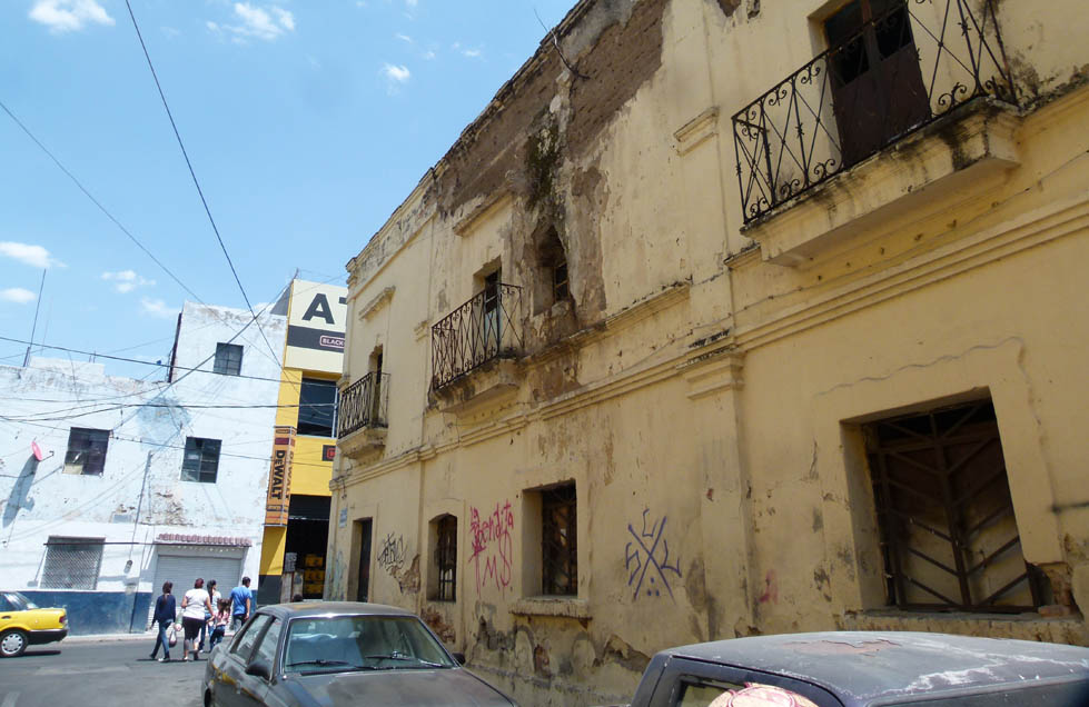 Casitas de la calle La presa, uno de los rincones más abandonados del barrio de Analco (Enrique Vázquez).