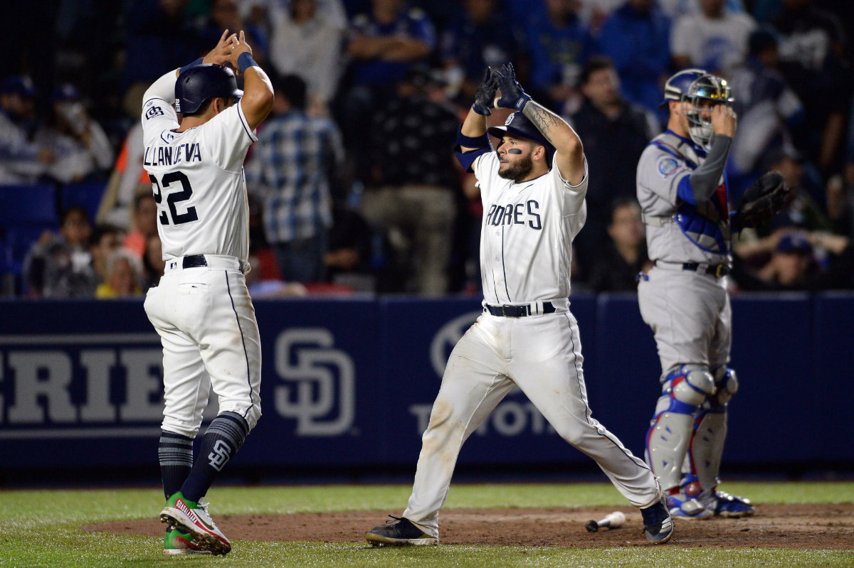 Christian Villanueva y Raffy López celebran el triunfo de los Padres (Reuters)