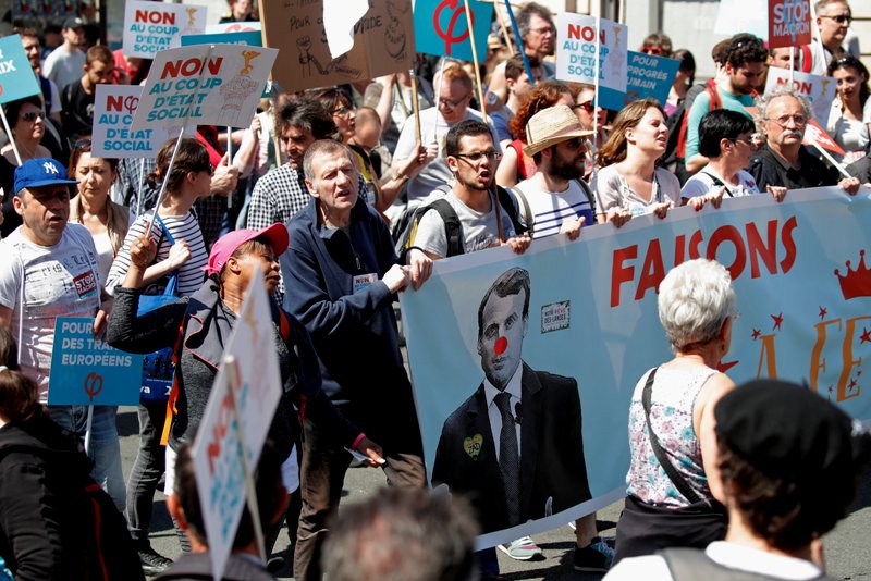 Cientos de personas en París participan en una protesta contra el presidente francés bautizada como "Fiesta de Macron". (Reuters)