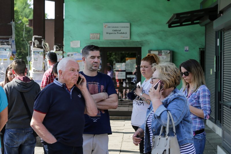 La gente espera noticias tras el derrumbe en una mina de carbón en Jastrzebie-Zdroj, Polonia. (Reuters)