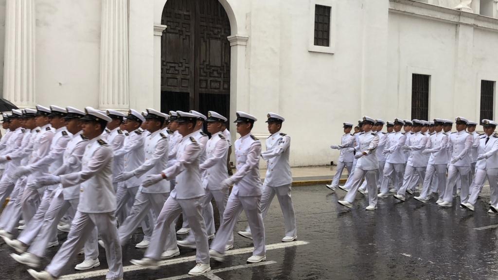 La lluvia no detuvo el desfile militar.