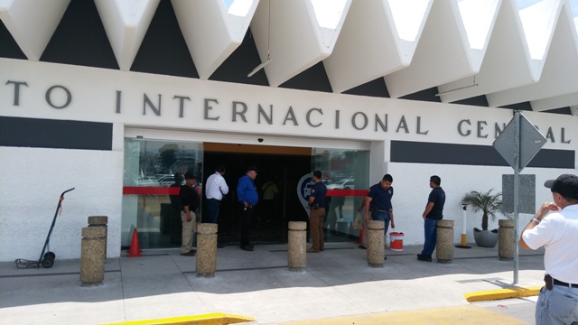 Momentos en que elementos de la Procuraduría de Tamaulipas resguardan el aeropuerto de Tampico ante arribo de implicadas en robo de joyería. 