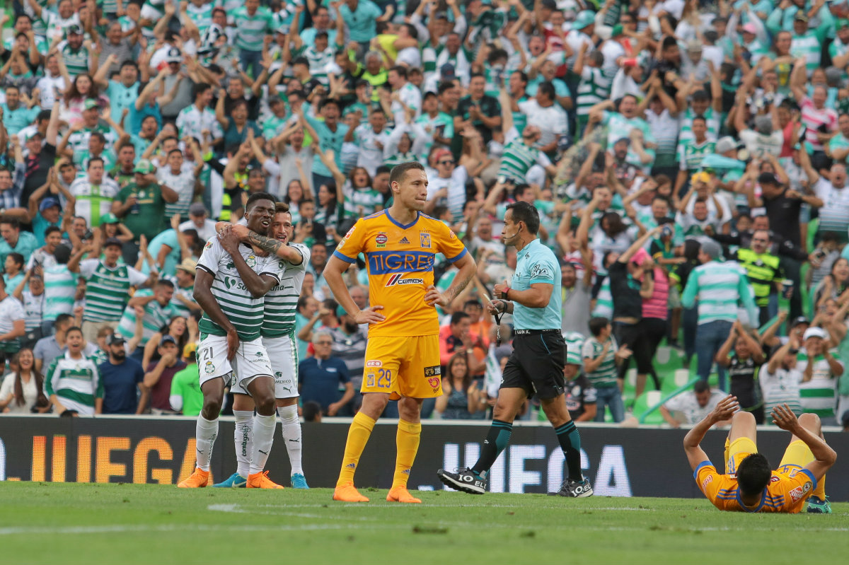 Djaniny Tavares marca el segundo gol de Santos (Imago7)