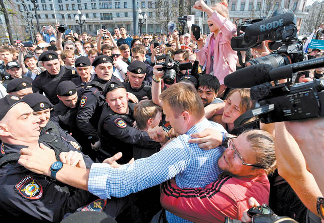 Gendarmes forcejean para llevarse a Alexéi Navalni tras encabezar marchas no autorizadas en Moscú. 
