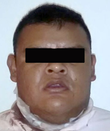 El hombre estaba junto a la mujer y sostenía un fragmento de vidrio en su mano derecha.