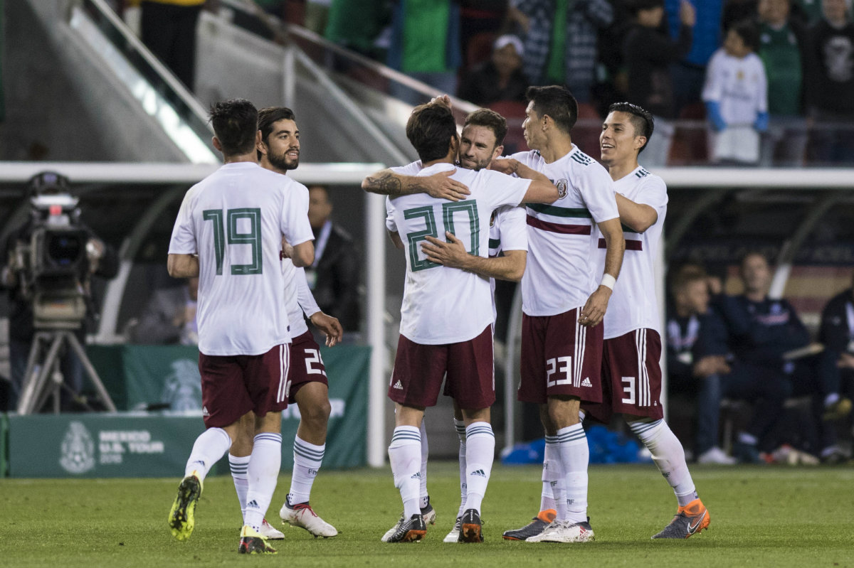 Los jugadores del Tri festejan tras el gol de Miguel Layún (Imago7)