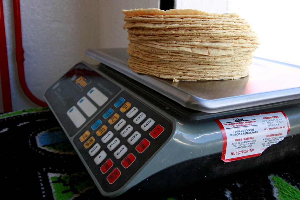 El kilogramo de tortilla reflejó un alza de 2.1 por ciento, al llegar a un precio promedio de 9.20 pesos por kilo.