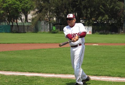Lopez Obrador jugando beisbol .(Facebook López Obrador)