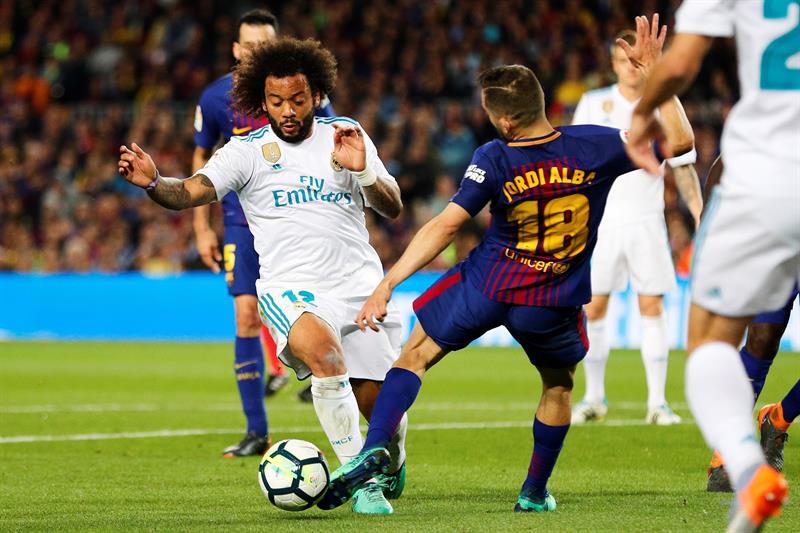 Marcelo y Jordi Alba durante el Clásico Español (EFE)