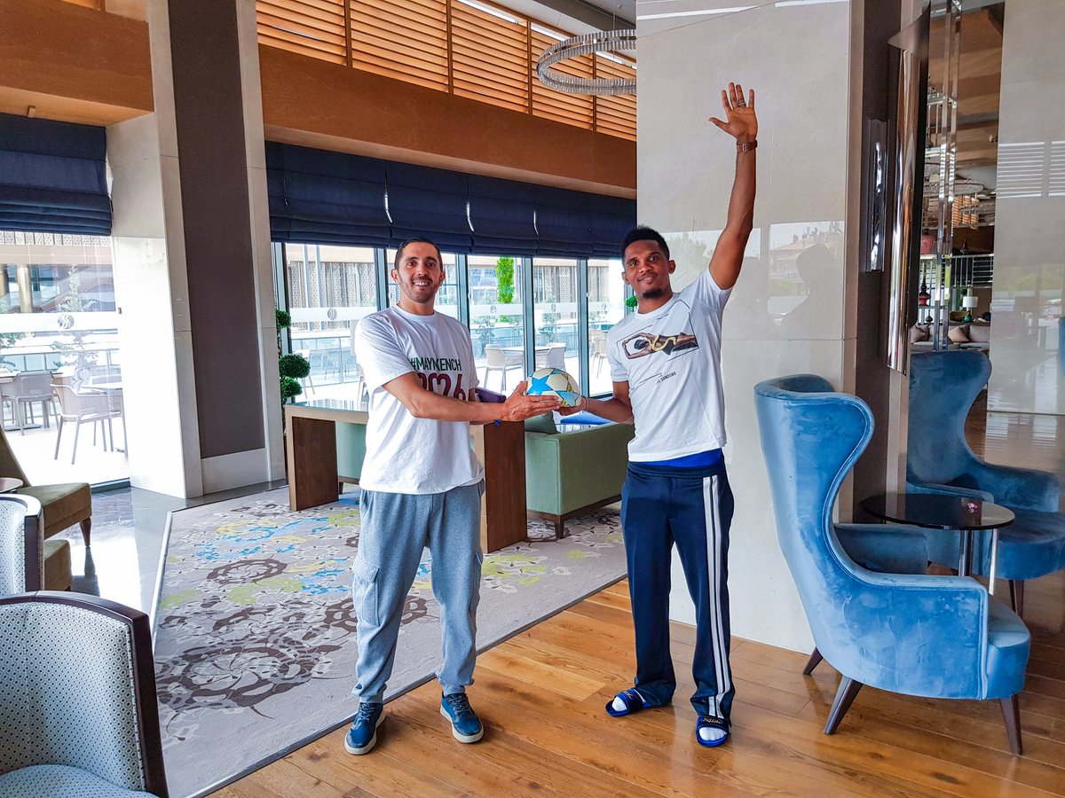 El bloguero marroquí Saad Abid junto a Samuel Eto'o (Twitter @Saaido)