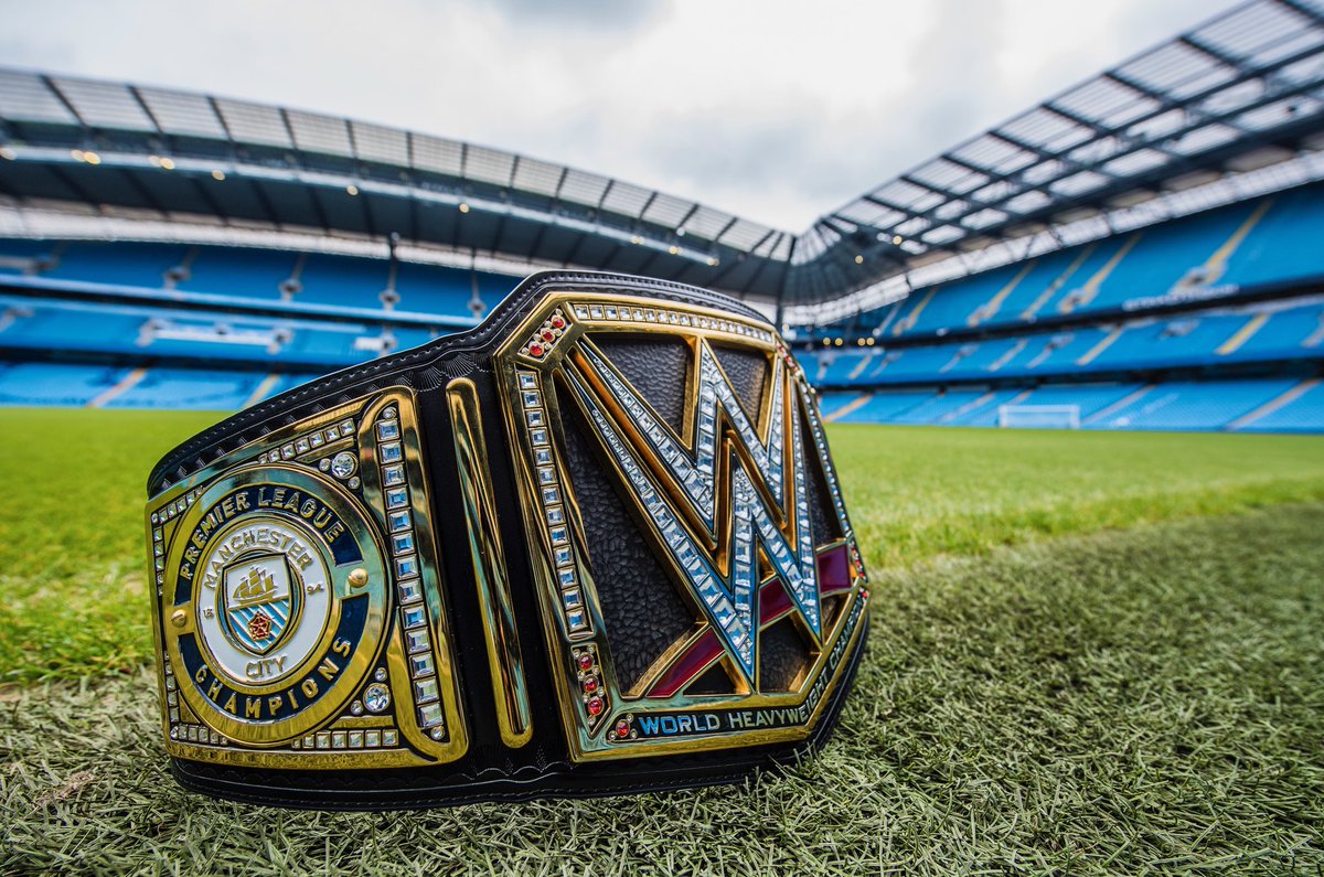 Cinturón especial de la WWE al Manchester City (Twitter: TripleH)