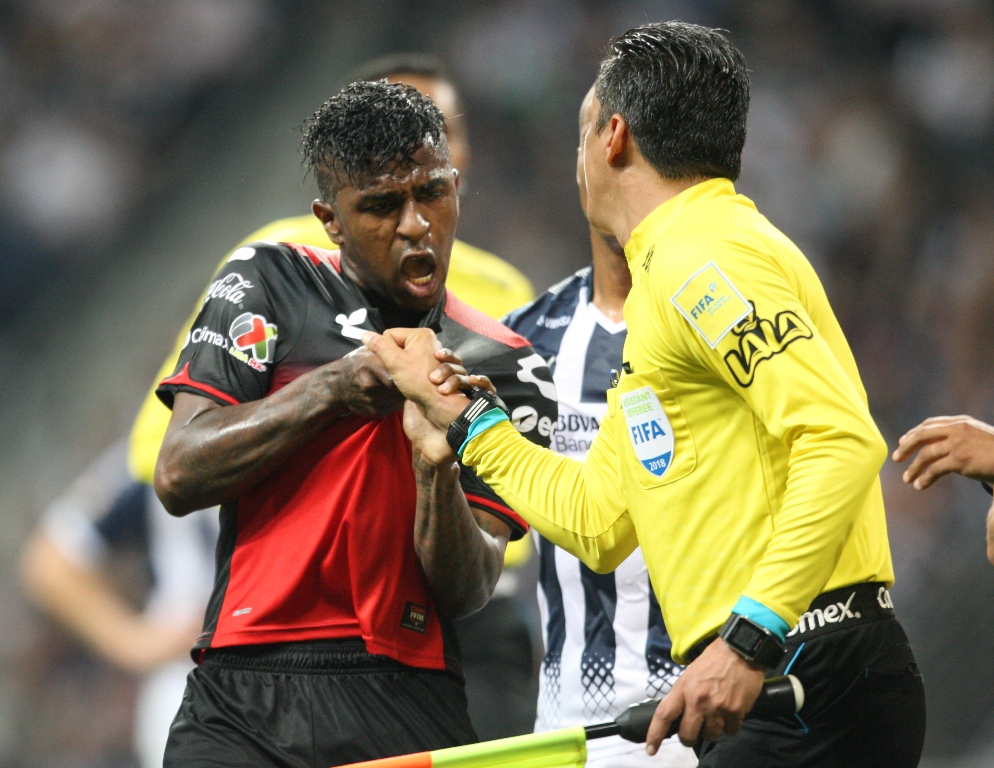 Empujón del árbitro Marcos Quintero a Miler Bolaños (Imago7)