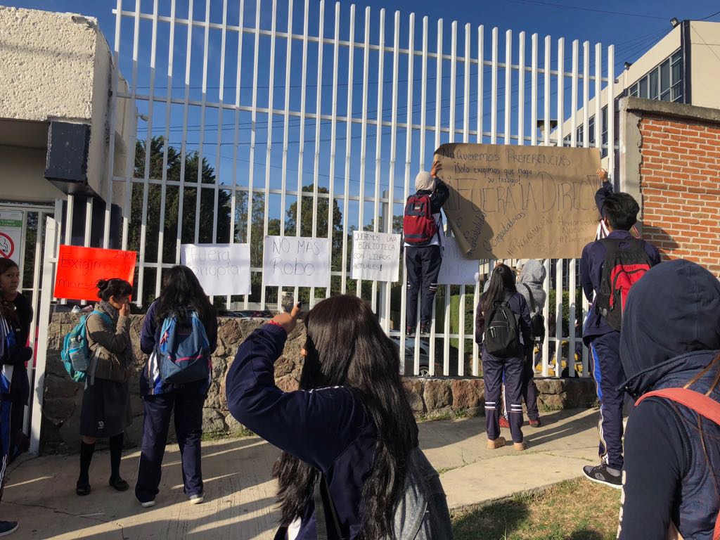 Estudiantes cierran el CBTIS 3 por presuntas irregularidades (Adolfo Tenahua).