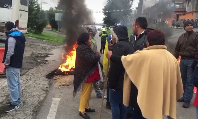 Los inconformes colocaron una barricada de piedras e incendiaron algunas llantas durante toda la noche.
