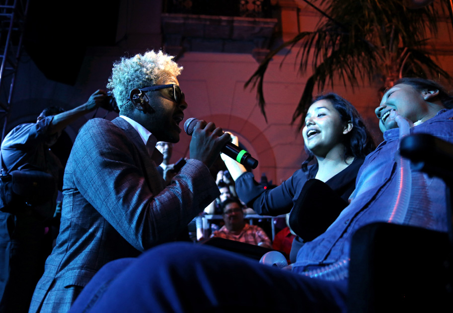 Kalimba sorprendió al bajar del escenario y cantar con el público.