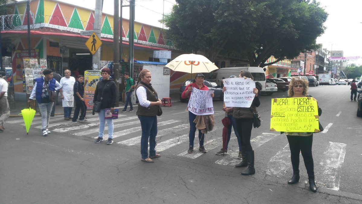 Padres de familia cerraron la vialidad en Iztacalco. (Tomada de Twitter @iztacalconews)