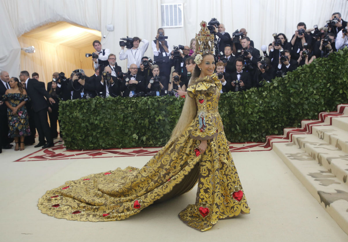 Sarah Jessica Parker cautivó de nuevo con un vestido espectacular que recuerda al que usó en la gala de 2015. 