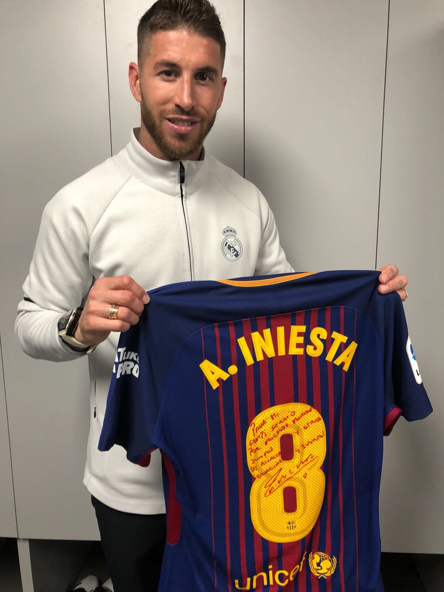 Sergio Ramos recibió la camiseta de Andrés Iniesta tras el Clásico Español (Twitter @SergioRamos)