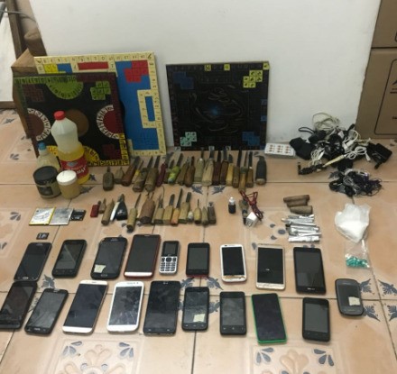 Decomisan droga, teléfonos celulares y dinero en efectivo durante el dispositivo.