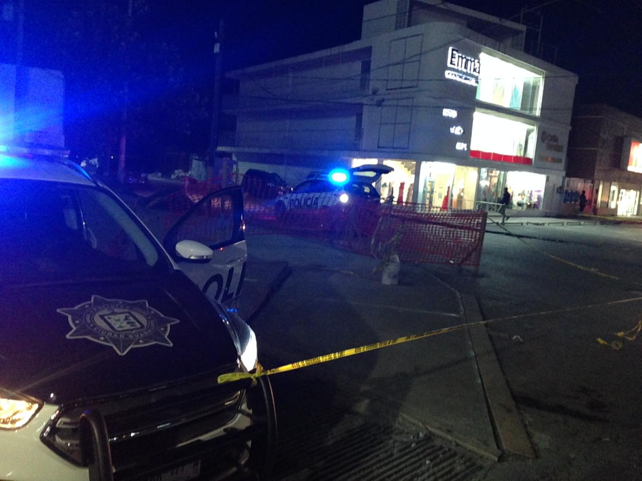 Un elemento policiaco disparó al aire al verse amenazado. 