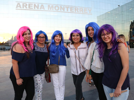 Fans acudieron con pelucas de colores rosa y morado. 