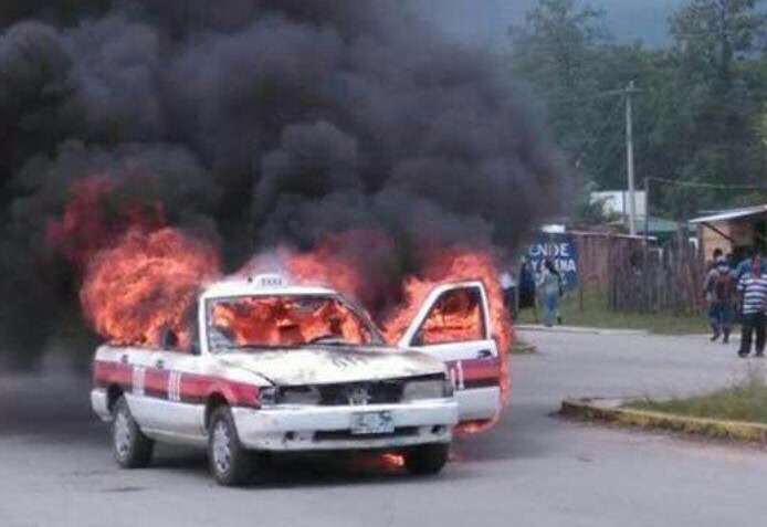Los taxistas quemaron 10 vehículos. (Abraham Jiménez)