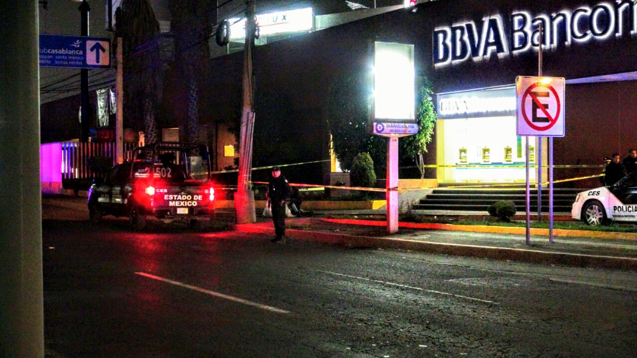 Policías estatales resguardaron la escena del crimen. (Alejandro González)