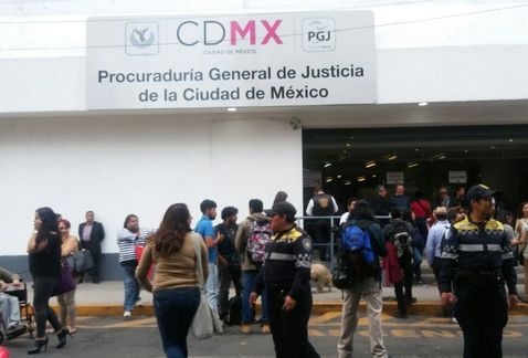 La Procuraduría indaga si  el hecho está relacionado con la aparición de otras mantas en otros puntos de la CdMx. (César Velázquez)
