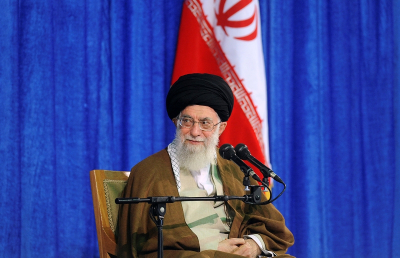 El ayatolá Ali Jamenei cuestionó la permanencia de Irán en el acuerdo nuclear. (AP)