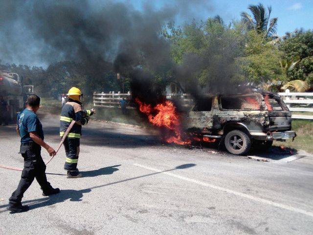 Bomberos intentan sofocar el fuego. (Noel Vergara)