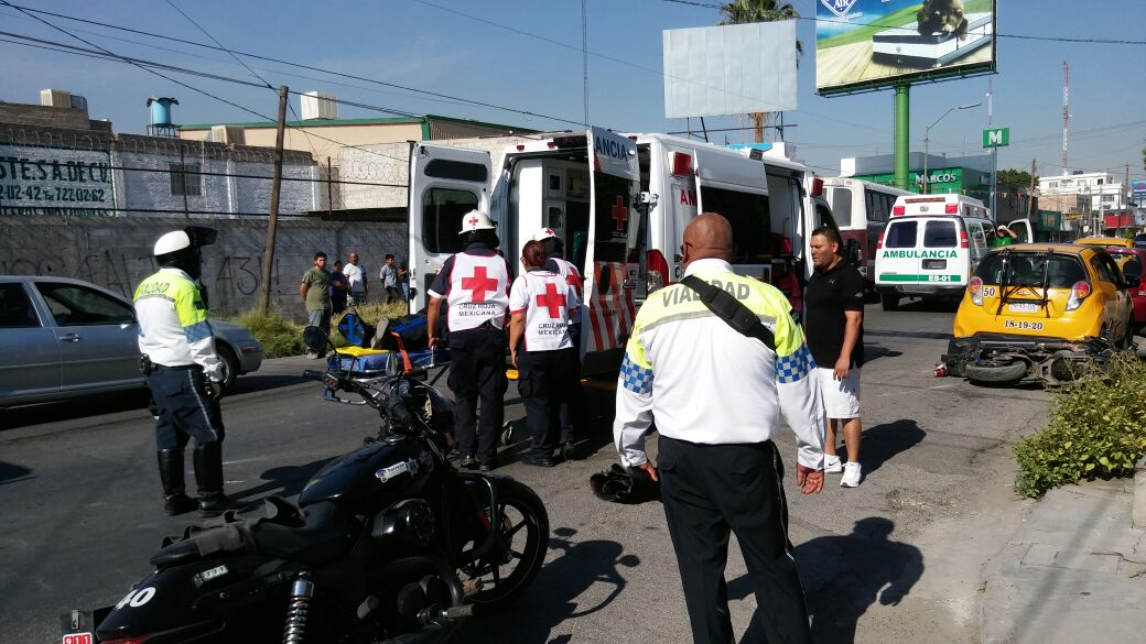 El conductor culpó al sol que no dejó verlo la luz roja del semáforo. (Milenio Digital)