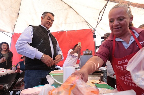 'El Bronco' saludó a comerciantes y pequeños empresarios.