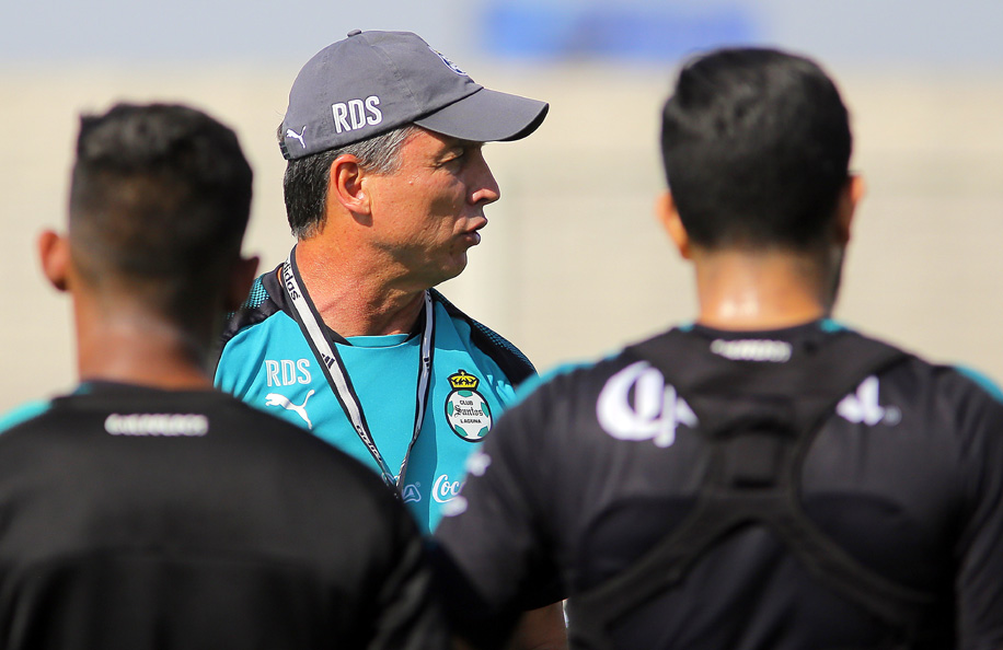 El estratega se muestra sereno ante la emoción y entrega del equipo albiverde. (Manuel Guadarrama)