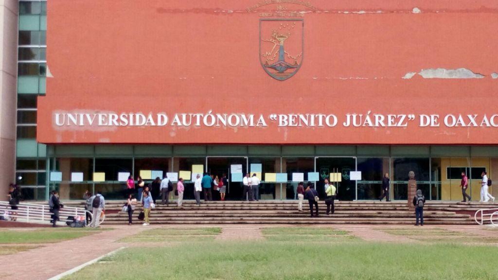 Los manifestantes colocaron pancartas en el edificio de rectoría. (Óscar Rodríguez)