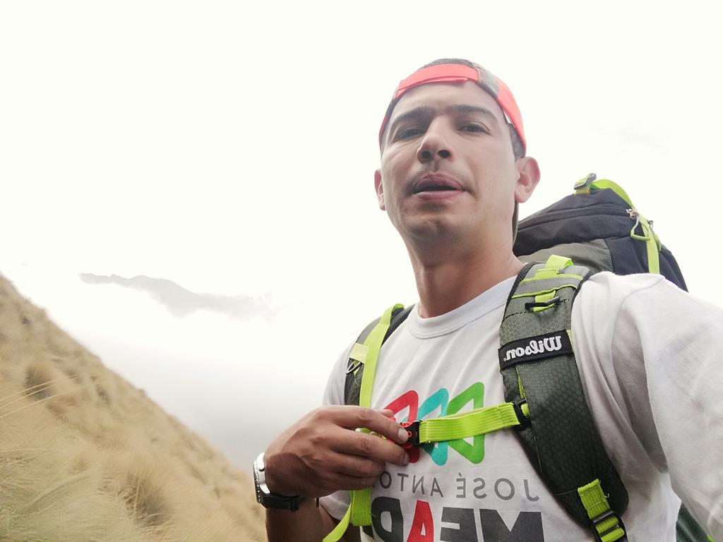 Noe Betancourt colocó la bandera en la cima del volcán.