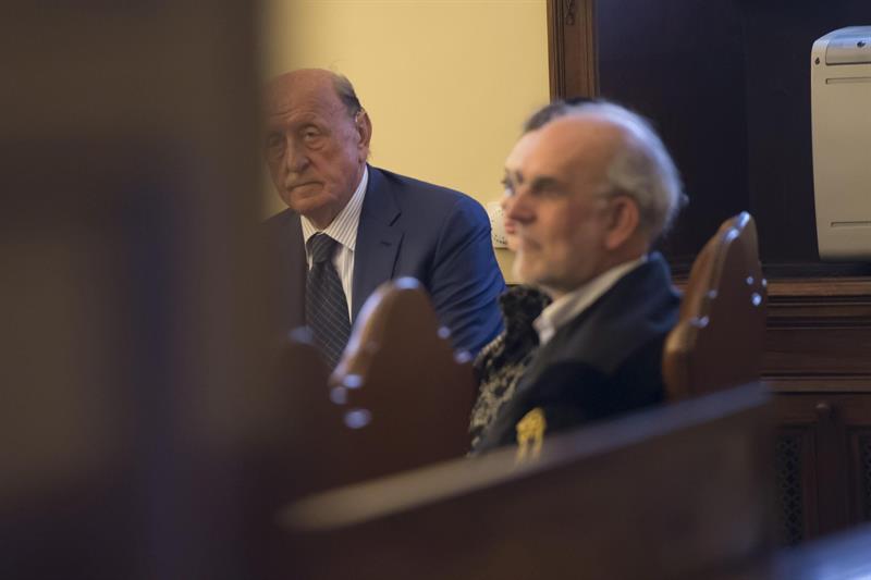 El ex presidente del Instituto para Obras de Religión Angelo Caloia (i), durante la primera sesión de su juicio en el Tribunal del Estado de la Ciudad