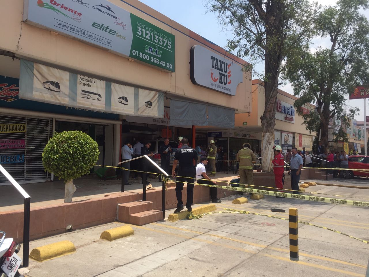 El accidente ocurrió en una taquería ubicada en Condo Plaza, en Zapopan. (Cortesía)