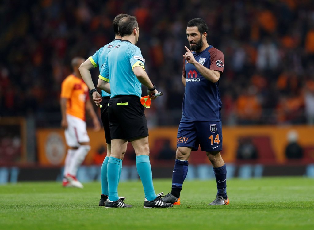 Arda Turan es castigado 16 partidos por agredir a árbitro (Reuters)