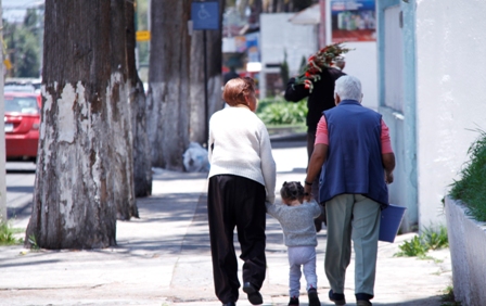 En algunos casos genera problemas como los “abuelos esclavos”, quienes cuidan, dan atención y van a las juntas de sus nietos. (Claudia Aguilar)