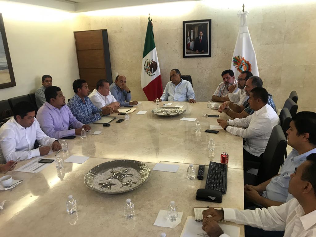 El gobernador de Guerrero se reunió con el Comité de Seguimiento del Proyecto Paseo del Pescador en Playa Manzanillo. (Especial)
