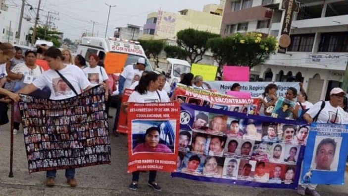 Los manifestantes portaban lonas con los rostros de sus familiares desaparecidos. (Isabel Zamudio)