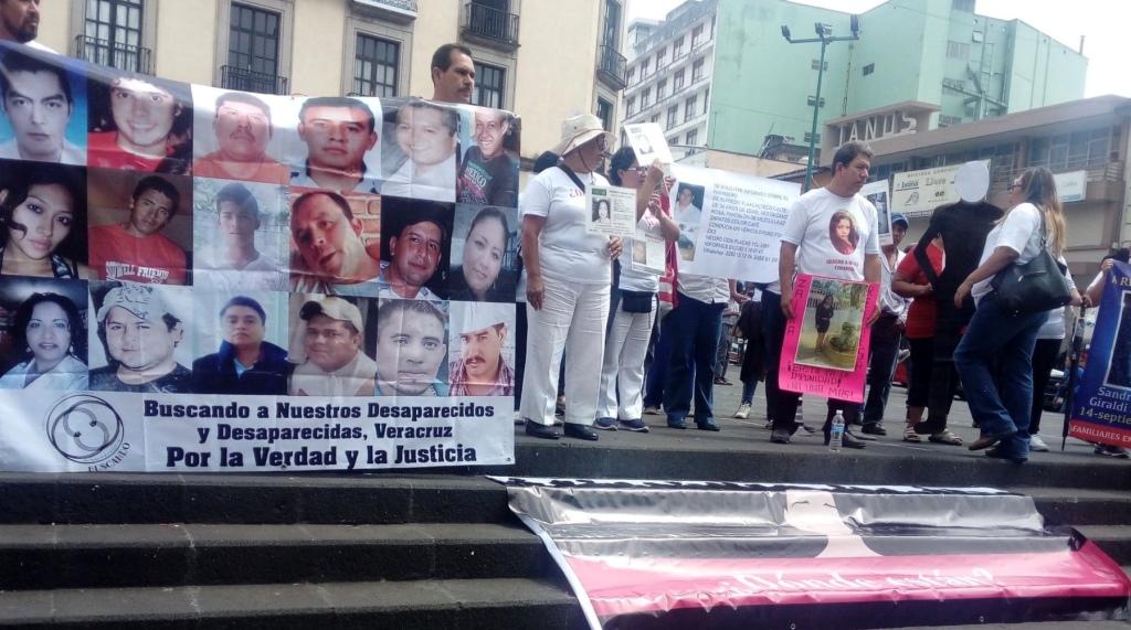 Los manifestantes portaban lonas con los rostros de sus familiares desaparecidos. (Isabel Zamudio)
