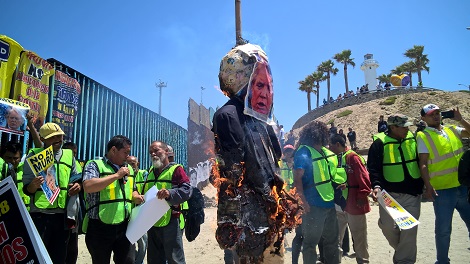 Los migrantes quemaron una piñata con la foto del mandatario de EU.