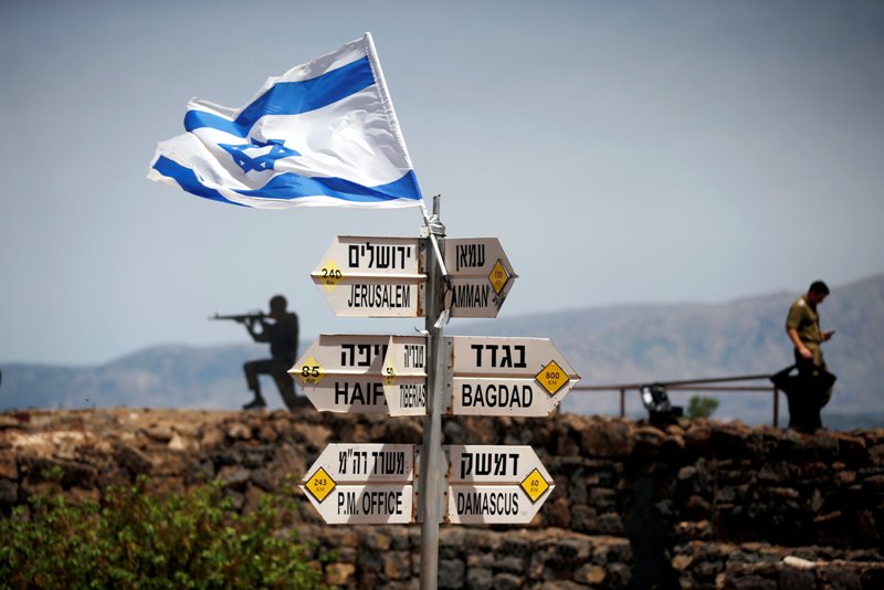 Militares israelíes hacen guardia en un puesto de observación en los Altos del Golán. (Reuters)