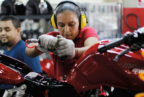 Mujeres laborando (Milenio Digital)